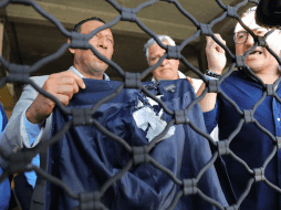 Personas muestran la chaqueta que usaba la diputada del Partido Nacional Gladys Aurora López, luego de ser afectada por un artefacto explosivo. EFE / G. AMADOR