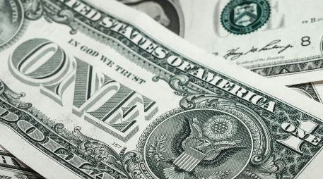 Al cierre de operaciones de la tarde del jueves 8 de enero de 2026, el dólar se negoció en torno a 17,98 pesos, prácticamente sin variación respecto a la sesión previa, de acuerdo con datos de Dow Jones. PEXELS / PIXABAY