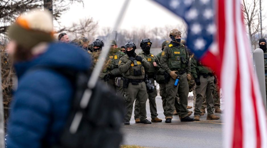 El hecho ha elevado las ya existentes protestas contra ICE en Minéapolis, donde al menos ocho personas quedaron detenidas. EFE