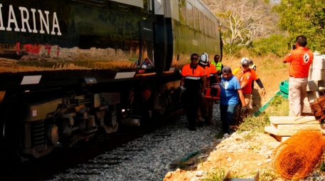 Integrantes de equipos de rescate trasladan a una persona herida luego del descarrilamiento del Tren Interoceánico en el municipio de Asunción Ixtaltepec, en Oaxaca. EFE/ L. Villalobos