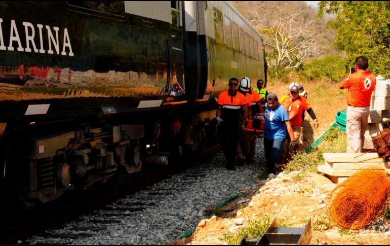 Integrantes de equipos de rescate trasladan a una persona herida luego del descarrilamiento del Tren Interoceánico en el municipio de Asunción Ixtaltepec, en Oaxaca. EFE/ L. Villalobos