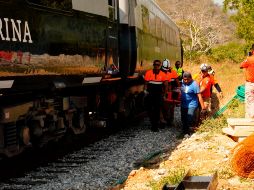 Integrantes de equipos de rescate trasladan a una persona herida luego del descarrilamiento del Tren Interoceánico en el municipio de Asunción Ixtaltepec, en Oaxaca. EFE/ L. Villalobos