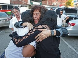 Familiares de presos expresaron su alegría al recibir la noticia de las liberaciones. EFE
