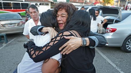 Familiares de presos expresaron su alegría al recibir la noticia de las liberaciones. EFE