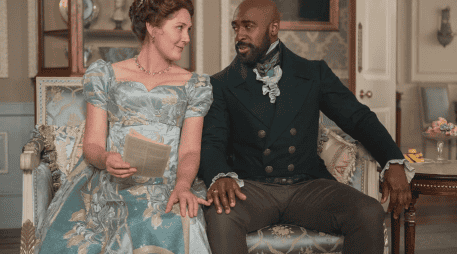 Más allá de ser una figura secundaria, Violet Bridgerton funciona como un eje narrativo que conecta las distintas historias románticas.  ESPECIAL/NETFLIX