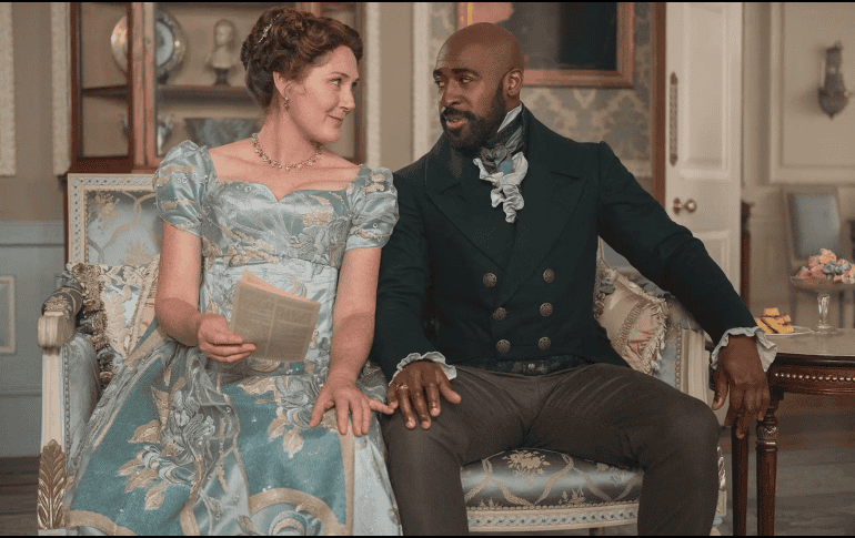 Más allá de ser una figura secundaria, Violet Bridgerton funciona como un eje narrativo que conecta las distintas historias románticas.  ESPECIAL/NETFLIX