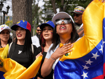 Venezolanas celebran la captura de Nicolas Maduro, y su salida del país, en Lima, Perú, el 3 de enero de 2026. AP / ARCHIVO