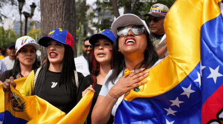 Venezolanas celebran la captura de Nicolas Maduro, y su salida del país, en Lima, Perú, el 3 de enero de 2026. AP / ARCHIVO