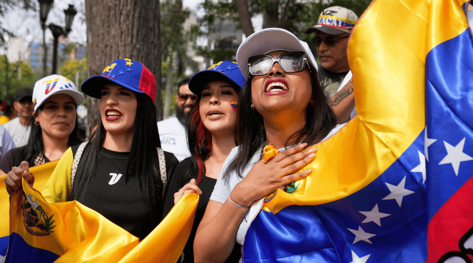 Venezolanas celebran la captura de Nicolas Maduro, y su salida del país, en Lima, Perú, el 3 de enero de 2026. AP / ARCHIVO