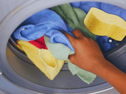 Se recomienda utilizar una esponja nueva o perfectamente limpia, sin restos de detergente, grasa o productos abrasivos. ESPECIAL / CANVA