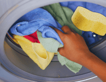 Se recomienda utilizar una esponja nueva o perfectamente limpia, sin restos de detergente, grasa o productos abrasivos. ESPECIAL / CANVA