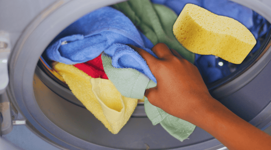 Se recomienda utilizar una esponja nueva o perfectamente limpia, sin restos de detergente, grasa o productos abrasivos. ESPECIAL / CANVA