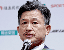 El futbolista japones Kazuyoshi Miura durante una rueda de prensa por su incorporación al club Fukushima United de tercera división. AP / ARCHIVO