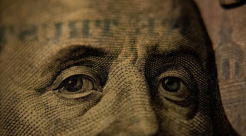 La mañana de este 9 de enero, el peso mexicano se posiciona como la cuarta divisa, de las seguidas por Bloomberg, que más cae frente al dólar. UNSPLASH / A. NIR