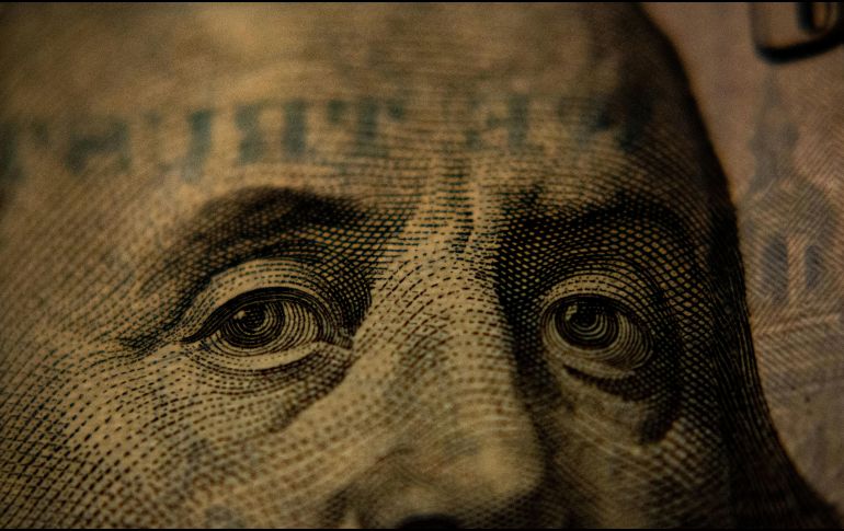 La mañana de este 9 de enero, el peso mexicano se posiciona como la cuarta divisa, de las seguidas por Bloomberg, que más cae frente al dólar. UNSPLASH / A. NIR