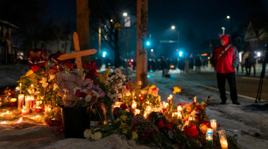 Fotografía que muestra un altar durante una vigilia en el lugar donde una mujer murió tras recibir disparos de agentes del Servicio de Inmigración y Control de Aduanas (ICE, en inglés) de Estados Unidos. EFE/ A. Colmenares