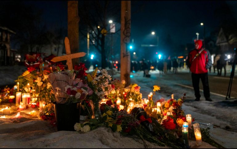 Fotografía que muestra un altar durante una vigilia en el lugar donde una mujer murió tras recibir disparos de agentes del Servicio de Inmigración y Control de Aduanas (ICE, en inglés) de Estados Unidos. EFE/ A. Colmenares