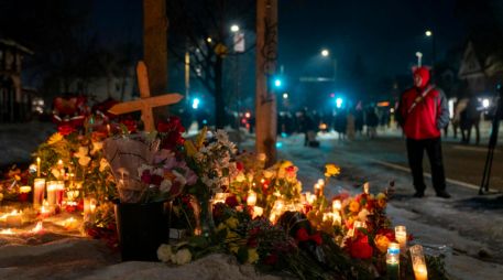 Fotografía que muestra un altar durante una vigilia en el lugar donde una mujer murió tras recibir disparos de agentes del Servicio de Inmigración y Control de Aduanas (ICE, en inglés) de Estados Unidos. EFE/ A. Colmenares