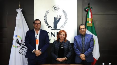 Autoridades de la CNDH y de Leche para el Bienestar durante la firma del convenio para promover el derecho a la alimentación en México.  CORTESÍA/ CNDH