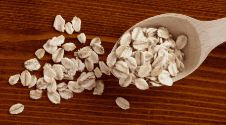 La avena comercial suele pasar por procesos de almacenamiento y transporte donde puede acumular polvo, residuos o impurezas. CANVA