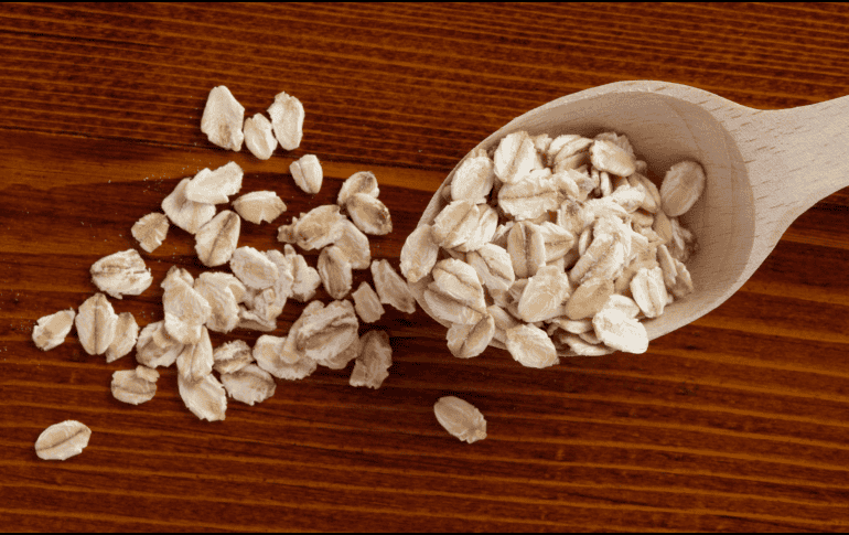 La avena comercial suele pasar por procesos de almacenamiento y transporte donde puede acumular polvo, residuos o impurezas. CANVA