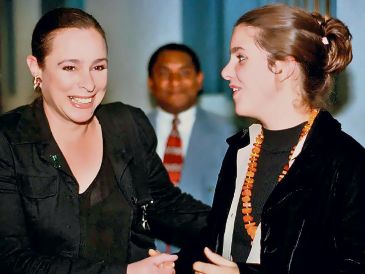 Alina Fernández y su hija Alina María, de 19 años, hija y nieta del líder cubano Fidel Castro. AFP