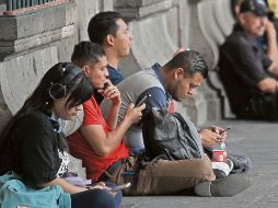 Usuarios revisan sus teléfonos mientras el nuevo registro entra en vigor. EL INFORMADOR