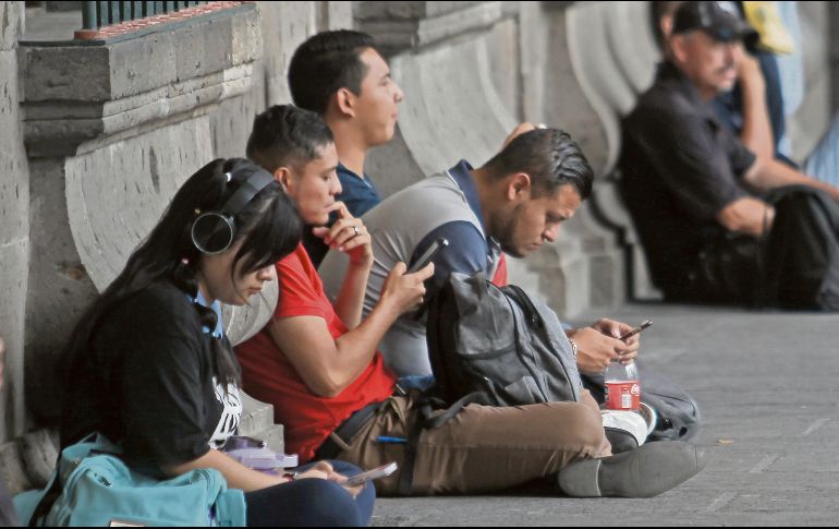 Usuarios revisan sus teléfonos mientras el nuevo registro entra en vigor. EL INFORMADOR