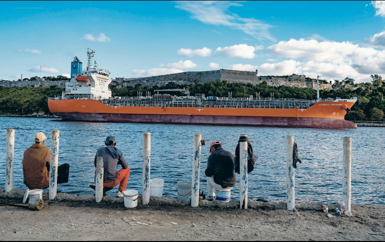Congresistas republicanos encabezados por el legislador de Florida Carlos A. Giménez acusaron a México de financiar al gobierno cubano mediante el envío de petróleo y exigieron a Washington evaluar sanciones comerciales en el marco del T-MEC. AFP