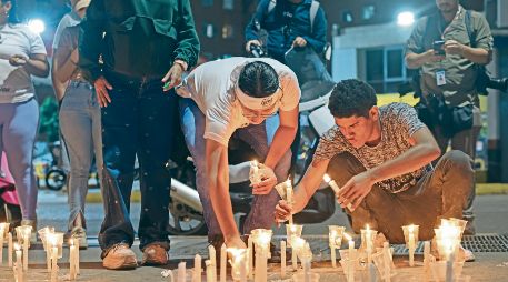 Familiares de los detenidos esperan en las cárceles de Caracas su excarcelación. EFE/M. Gutiérrez