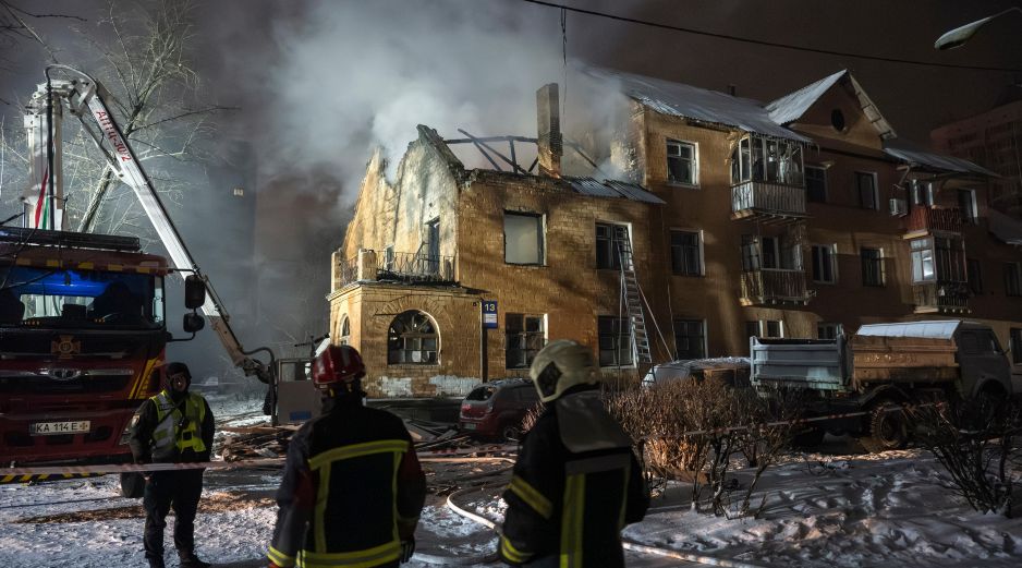 Bomberos ucranianos tratan de sofocar un fuego causado por un ataque aéreo ruso en una zona residencial de Kiev. EFE/M. Marusenko