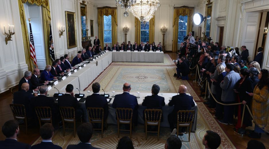 El presidente de Estados Unidos, Donald Trump, en reunión con ejecutivos de empresas petroleras y gasíferas en la Casa Blanca. EFE/J. Lo Scalzo
