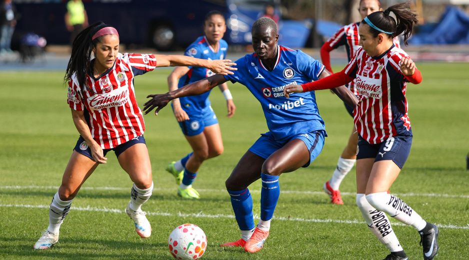 Las dos escuadras, que venían de ganar sus respectivas presentaciones en el año, tuvieron un duelo trabado y físico. IMAGO7.