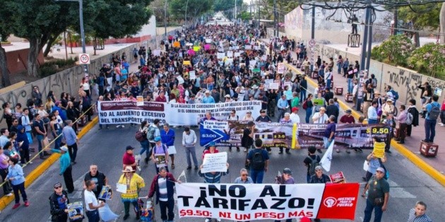 Tapat&iacute;os protestan en contra del tarifazo al transporte p&uacute;blico