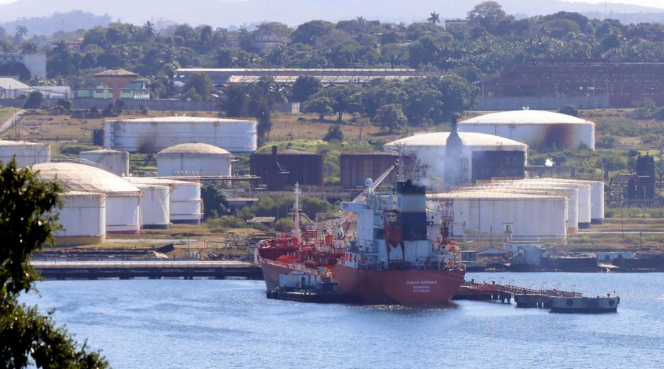 La descarga del combustible comenzó la mañana de este sábado en la refinería Ñico López. EFE
