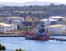 La descarga del combustible comenzó la mañana de este sábado en la refinería Ñico López. EFE