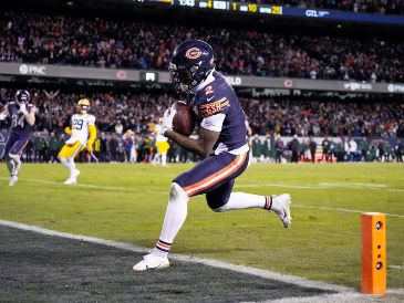 DJ Moore atrapa un pase de touchdown durante la segunda mitad del juego de playoffs entre los Bears de Chicago y los Packers de Green Bay. AP N/Huh