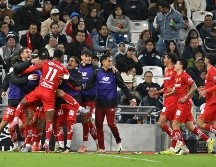 Los Diablos celebran el gol que les permitió iniciar el torneo con victoria. EFE/M. Sierra