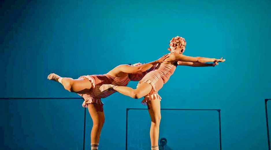 “Swim Swim: la danza clown más acuática” combina danza, humor y nado escénico en una propuesta para toda la familia. CORTESÍA