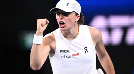 Iga Swiatek, la número 2 del mundo, venció a Coco Gauff para forzar un decisivo partido de dobles mixtos. EFE/A. Himbrechts