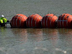 “Si intentas cruzar el río Bravo, encontrarás barreras flotantes y vigilancia constante”, subrayó la representación diplomática. AP / ARCHIVO