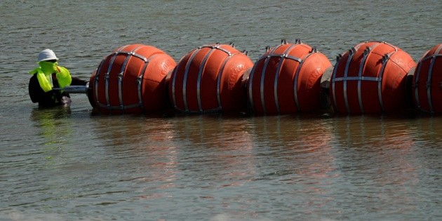 Embajada de EU en M&eacute;xico advierte de barreras flotantes en el r&iacute;o Bravo