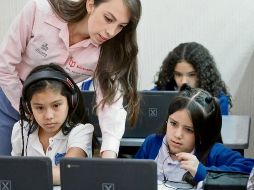 Estudiantes utilizan Chromebooks durante una actividad en un Aula de Innovación Educativa, como parte del modelo tecnológico impulsado por la Secretaría de Educación Jalisco. ESPECIAL