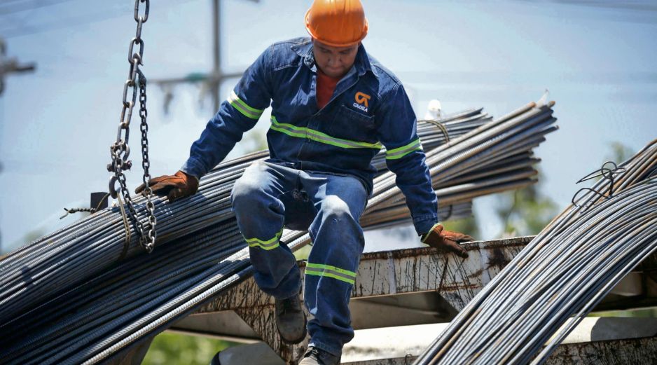 Un trabajador transporta productos de acero en una planta industrial del sector siderúrgico, afectado por los aranceles internacionales. EL INFORMADOR/ Archivo