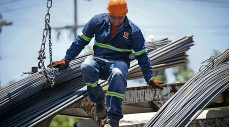Un trabajador transporta productos de acero en una planta industrial del sector siderúrgico, afectado por los aranceles internacionales. EL INFORMADOR/ Archivo