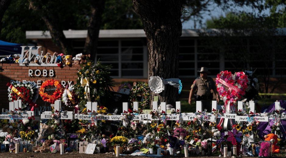 Gonzales fue uno de los primeros de más de 370 policías federales, estatales y locales en llegar a la escuela. AP/Jae C. Hong