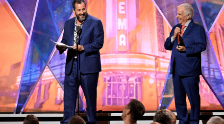 Durante los Movies for Grownups Awards, Adam Sandler prometió 