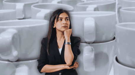 Este método no solo ahorra espacio, sino que también permite que las tazas y vasos permanezcan aireados, evitando la acumulación de humedad que podría dañarlos con el tiempo. ESPECIAL / CANVA