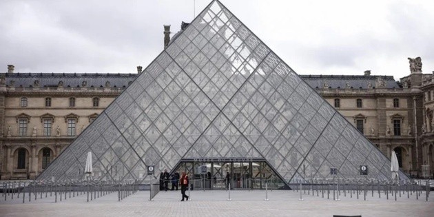 Museo del Louvre permanece completamente cerrado por ESTE motivo