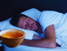 Consumir té de cúrcuma después de la cena estimula la digestión, evitando la pesadez estomacal. ESPECIAL / CANVA